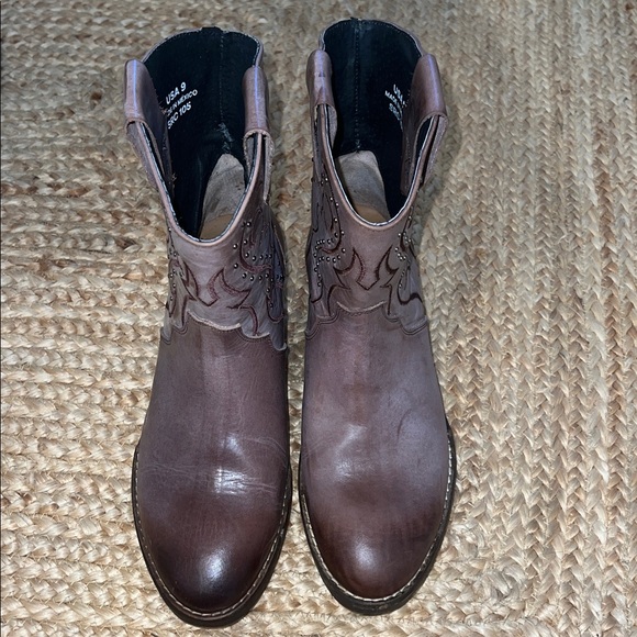 Sterling River Mauve/Brown Western Studded Leather Ankle Boots. Size 9. - Picture 3 of 7